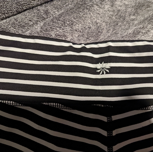 Athleta 3/4 Yoga/Jogger Pant Super Cute Black/White Stripe Hidden Pocket! - Picture 6 of 6